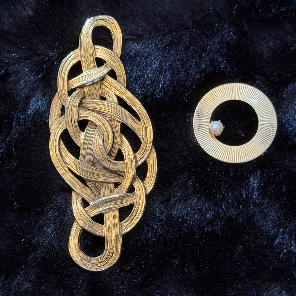 Vintage Elegant Gold Tone Signed Mr We Knot Brooch & Faux? Pearl Accent Pin